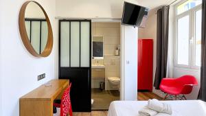 Postel nebo postele na pokoji v ubytování Hotel Le Florian