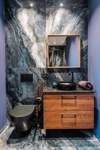 a bathroom with a sink and a mirror at Exklusive Design Appartement Deep Blue Neubau in Pfungstadt