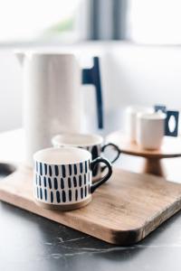 two coffee cups on a wooden tray on a counter at Exklusive Design Appartement Deep Blue Neubau in Pfungstadt