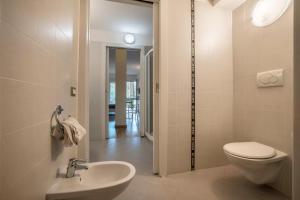 uma casa de banho com um WC e um lavatório em Mono Vista Lago Villa Treccani em Malcesine