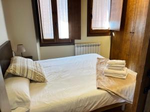 sypialnia z łóżkiem z dwoma ręcznikami w obiekcie Casa Bernat Apartament w mieście Puigcerdà