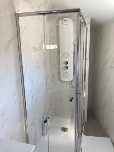 y baño con ducha y puerta de cristal. en SAN SEBASTIAN B Apartments, en San Sebastián de los Reyes