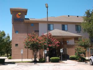 un edificio con un cartel encima en Comfort Inn & Suites, en Seguin
