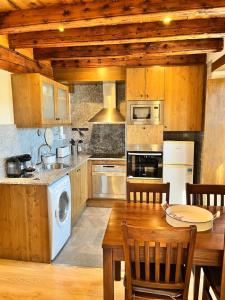 Kuchyň nebo kuchyňský kout v ubytování Casa Bernat Apartament
