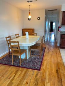 uma cozinha e sala de jantar com mesa e cadeiras em Business & Family Friendly Balcony Jacuzzi Free Park em Jersey City