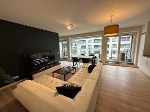 sala de estar con sofá blanco y mesa en 3 Bedroom Apartment in City Center with Balcony View en Bruselas