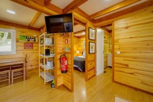 uma cabana de madeira com um quarto e uma boca de incêndio em Arrabia Guest Houses Glamping em Raiva