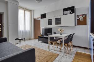 een woonkamer met een tafel en stoelen bij Casa Azzurra - Città Studi in Milaan
