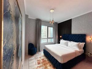 1 dormitorio con cama y ventana grande en Durrani Homes - Grandiose 5BR Besides Dubai Mall with Burjkhalifa and Fountain view, en Dubái