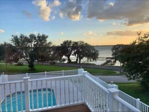 una gran terraza blanca con vistas al agua en 2 Bedroom Apartment, en Auburndale