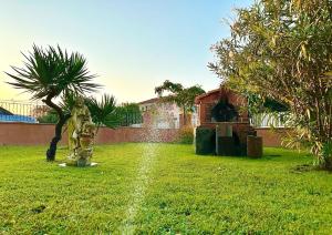 un patio con una palmera y un edificio en HAUT VILLA MESANGES EN BORD DE MER !, en Lucciana