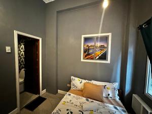 um quarto com uma cama e uma fotografia na parede em Limewood Residences- Bago City near Bacolod em Bago
