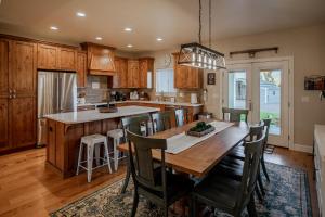 Η κουζίνα ή μικρή κουζίνα στο Marysvale Adventure Retreat