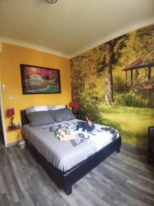 1 dormitorio con 1 cama con una pintura en la pared en HAUT VILLA MESANGES EN BORD DE MER !, en Lucciana