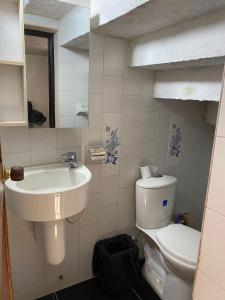 łazienka z toaletą i umywalką w obiekcie Casa Los Almendros, Valledupar casa completa w mieście Valledupar