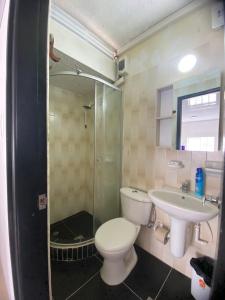 ein Bad mit einem WC, einem Waschbecken und einer Dusche in der Unterkunft Casa Los Almendros, Valledupar casa completa in Valledupar