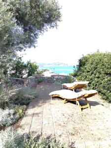 twee banken op een stenen loopbrug bij de oceaan bij Villa Ghezzi Sea View in Ischia