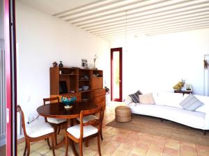 een woonkamer met een tafel en een bank bij Villa Ghezzi Sea View in Ischia