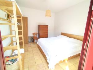 een slaapkamer met een wit bed en een ladder bij Villa Ghezzi Sea View in Ischia