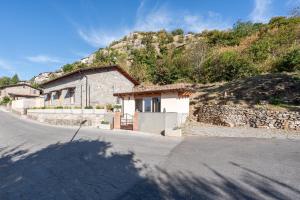 a building on the side of a road with a mountain at Agriturismo La Vecchia Scuola in Villa Collemandina