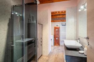 une salle de bain avec une douche en verre et un lavabo dans l'établissement Agriturismo La Vecchia Scuola, à Villa Collemandina 19 autres photos
