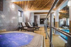 bañera de hidromasaje en una habitación con piscina en Krupówki 40 en Zakopane