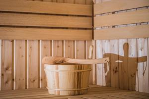 a wooden bucket in the inside of a sauna at Krupówki 40 in Zakopane
