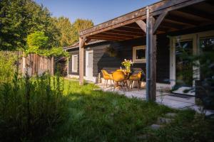 a patio with a table and chairs in front of a house at TUUS in Dishoek in Dishoek