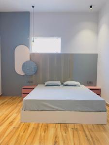 מיטה או מיטות בחדר ב-Grazio outhouse, A Contemporary designed 4bhk farm with swimming pool, massive living areas, bar.