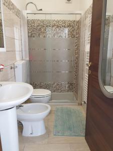 een badkamer met een toilet, een wastafel en een douche bij B&B Figura Apartments in Borgo San Lorenzo
