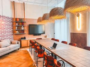 einen Konferenzraum mit einem großen Tisch und Stühlen in der Unterkunft Bloom House Hôtel & SPA in Paris
