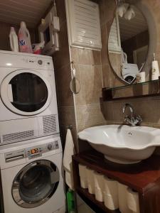 y baño con lavadora y lavamanos. en ADEM'S SUIT 1 en Alanya