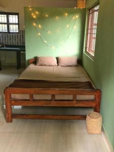 um quarto com uma cama com luzes na parede em FireFly Querim em Querim