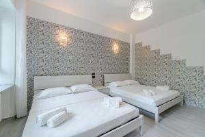 - 2 lits dans une chambre avec des draps blancs dans l'établissement Welcome to Turin! Apartment Regina Margherita, à Turin