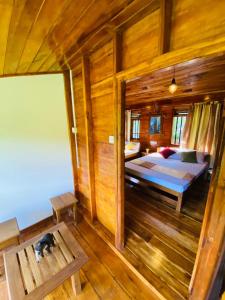 um quarto com uma cama num chalé de madeira em Thought Blooming em Udawalawe