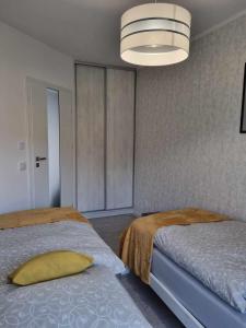 Кровать или кровати в номере Domek pod świerkami -Apartament świerkowy IV