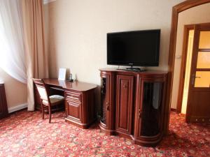 Televízia a/alebo spoločenská miestnosť v ubytovaní Hotel Plock