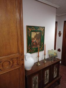 une chambre avec un vase et un tableau sur un mur dans l'établissement Pensión las Hojas, à Tudela