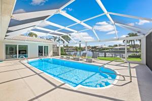 einen Pool mit einer Pergola und einem Pool im Freien in der Unterkunft 1111 Edington Place in Marco Island