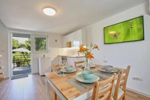 a kitchen and dining room with a table and chairs at Kuca za odmor Villavera in Donja Lomnica