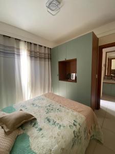 a bedroom with a bed and a window at Apt B215 Quartier - Aldeia das Águas in Barra do Piraí