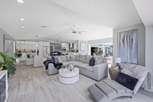 Χώρος καθιστικού στο Sunny pet-friendly waterfront home with pool and spa