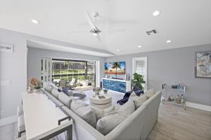 Χώρος καθιστικού στο Sunny pet-friendly waterfront home with pool and spa