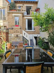 Fotografia z galérie ubytovania Maison de ville avec jardin. v Courbevoie