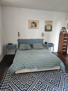 - une chambre avec un lit, 2 tables de chevet dans l'établissement Maison de ville avec jardin., à Courbevoie
