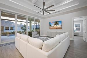 sala de estar con sofá blanco y ventilador de techo en 1430 Wayne Avenue, en Marco Island