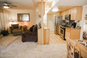 uma ampla sala de estar com uma cozinha e uma sala de estar em 3Br 2Ba Charming gem near shops, restaurants, and hospitals em Albuquerque