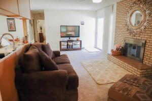 uma sala de estar com um sofá e uma lareira em 3Br 2Ba Charming gem near shops, restaurants, and hospitals em Albuquerque