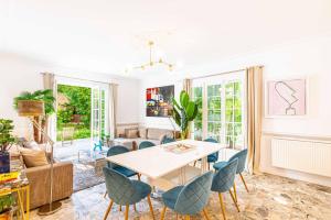 un soggiorno con tavolo e sedie di Grand & Classy Apartment with Private Garden, Villa des Ammonites a Meudon