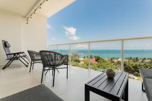 een woonkamer met uitzicht op de oceaan bij BLUE DREAM Beachfront 2 BDR by Casa Paraiso in Cancun